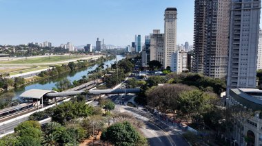 Brezilya 'daki Sao Paulo' da ikonik otoyol. Şehir merkezindeki şehir manzarası. Freeway Yolu Sahnesi. Highrise Binaları Peyzajı. Brezilya 'daki Sao Paulo' da ikonik otoyol. Metropolitan Arkaplan. Sao Paulo Brezilya.