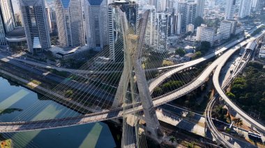 Brezilya 'daki Sao Paulo' daki Iconic Köprüsü. Şehir merkezindeki şehir manzarası. Trafik Yolu 'nda. Köprü manzarası. Brezilya 'daki Sao Paulo' daki Iconic Köprüsü. Metropolitan Arkaplan. Sao Paulo Brezilya.