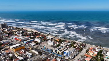 Sao Paulo Brezilya 'daki Itanhaem' de Central Beach. Plaj manzarası. Şehir merkezindeki deniz manzarası. Seyahat güzergahı. Sao Paulo Brezilya 'daki Itanhaem' de Central Beach. Turizm Skyline.