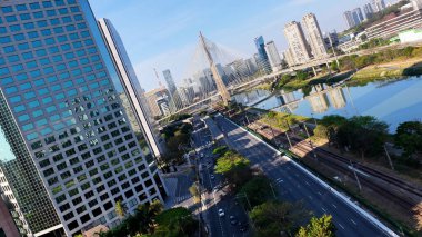 Brezilya 'daki Sao Paulo' da Kablo Kaldı Köprüsü. Şehir merkezindeki şehir manzarası. Trafik Yolu 'nda. Köprü manzarası. Brezilya 'daki Sao Paulo' da Kablo Kaldı Köprüsü. Metropolitan Arkaplan. Sao Paulo Brezilya.