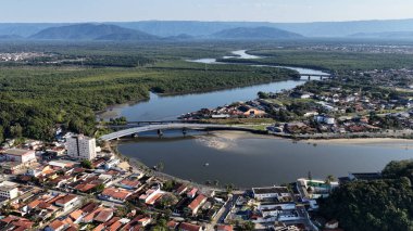 Itanhaem Nehri Sao Paulo Brezilya 'daki Itanhaem' de. Coast City Skyline 'da. Atlantik Ormanı manzarası. Yaz Gezisi. Itanhaem Nehri Sao Paulo Brezilya 'daki Itanhaem' de. Doğa Manzarası.