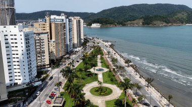 Sao Paulo Brezilya 'daki Santos' ta Ponta Da Praia Plajı. Sahil Skyline. Şehir merkezindeki şehir manzarası. Yaz Gezisi. Sao Paulo Brezilya 'daki Santos' ta Ponta Da Praia Plajı. Deniz Burnu Sahnesi.
