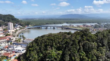 Itanhaem Skyline Sao Paulo Brezilya 'daki Itanhaem' de. Doğa Riverside. Bataklık Ormanı. Seyahat güzergahı. Itanhaem Skyline Sao Paulo Brezilya 'daki Itanhaem' de. Yeşil Vadi Sahası.