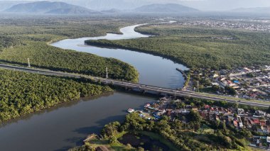 Itanhaem Nehri Sao Paulo Brezilya 'daki Itanhaem' de. Atlantik Ormanı manzarası. River Skyline. Tropik seyahat. Itanhaem Nehri Sao Paulo Brezilya 'daki Itanhaem' de. Açık Hava Manzarası.