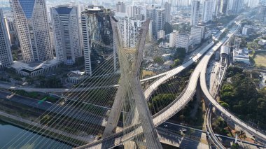 Brezilya 'daki Sao Paulo' daki Iconic Köprüsü. Şehir merkezindeki şehir manzarası. Trafik Yolu 'nda. Köprü manzarası. Brezilya 'daki Sao Paulo' daki Iconic Köprüsü. Metropolitan Arkaplan. Sao Paulo Brezilya.