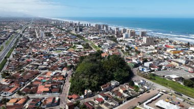 Itanhaem Skyline Sao Paulo Brezilya 'daki Itanhaem' de. Sahil Skyline. Şehir merkezindeki şehir manzarası. Yaz Gezisi. Itanhaem Skyline Sao Paulo Brezilya 'daki Itanhaem' de. Deniz Burnu Sahnesi.
