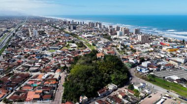 Sao Paulo Brezilya 'daki Itanhaem' de Central Beach. Sahil Skyline. Şehir merkezindeki şehir manzarası. Yaz Gezisi. Sao Paulo Brezilya 'daki Itanhaem' de Central Beach. Deniz Burnu Sahnesi.