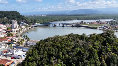 Itanhaem Skyline Sao Paulo Brezilya 'daki Itanhaem' de. Sahil Skyline. Şehir merkezindeki şehir manzarası. Yaz Gezisi. Itanhaem Skyline Sao Paulo Brezilya 'daki Itanhaem' de. Deniz Burnu Sahnesi.