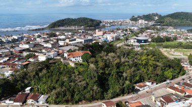 Sao Paulo Brezilya 'daki Itanhaem Manastırı. Dini Skyline. Şehir merkezindeki şehir manzarası. Matrix Meydanı. Sao Paulo Brezilya 'daki Itanhaem Manastırı. Yeşil Dağ.