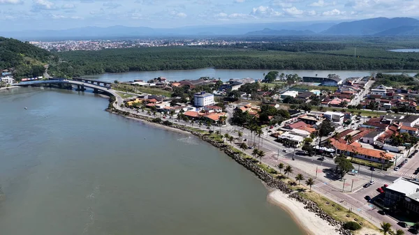 Itanhaem Skyline Sao Paulo Brezilya 'daki Itanhaem' de. Sahil Skyline. Şehir merkezindeki şehir manzarası. Yaz Gezisi. Itanhaem Skyline Sao Paulo Brezilya 'daki Itanhaem' de. Deniz Burnu Sahnesi.