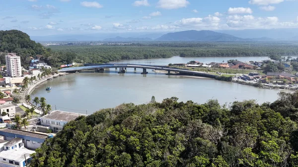 Itanhaem Skyline Sao Paulo Brezilya 'daki Itanhaem' de. Doğa Riverside. Bataklık Ormanı. Seyahat güzergahı. Itanhaem Skyline Sao Paulo Brezilya 'daki Itanhaem' de. Yeşil Vadi Sahası.