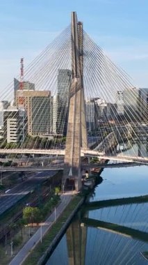 Brezilya 'daki Sao Paulo' da Kablo Kaldı Köprüsü. Şehir merkezindeki şehir manzarası. Trafik Yolu 'nda. Köprü manzarası. Brezilya 'daki Sao Paulo' da Kablo Kaldı Köprüsü. Metropolitan Arkaplan. Sao Paulo Brezilya.
