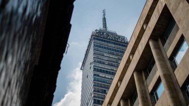 İki Binanın Arkasında Latin Amerika Kulesi