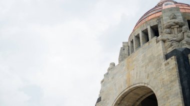 Devrim Anıtı 'nın arkasındaki Bulutlu Gökyüzü