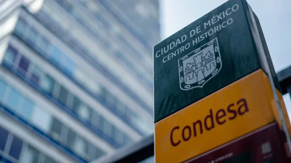 Un letrero de barrio de Condesa con la torre latinoamericana en la espalda — Foto de Stock