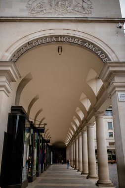 Kraliyet Opera Salonu 'nun ön cephesinde İnsanlar Altında Yürüyor