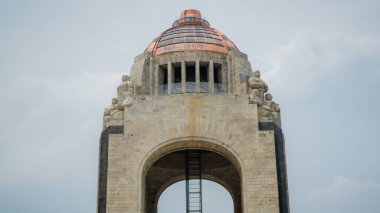 Devrim Anıtı 'nın ön tarafında arkasında gri bir gökyüzü var.