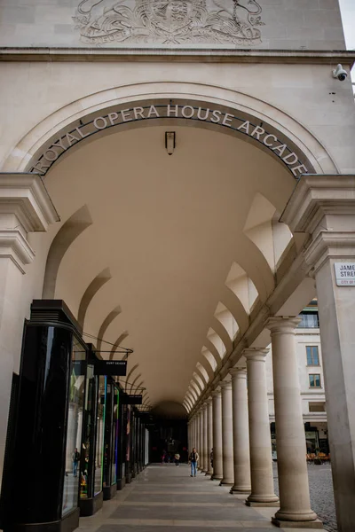 Fachada da Royal Opera House Arcade com pessoas caminhando sob ele — Fotografia de Stock