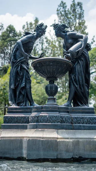 Fontana di due donne che versano acqua nell'acqua di un uccello — Foto Stock