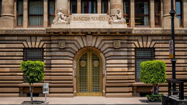 Meksika 'daki Bankanın Cephesi Ağaçların orada Kapının yanında