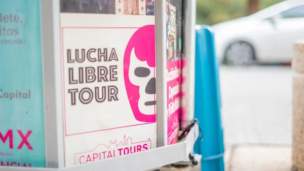 Lucha Libre Tour por Capital Tours Publicidad en una cabina telefónica mexicana — Foto de Stock