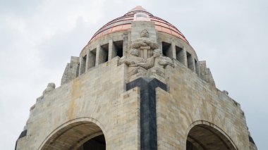 Mexico City 'den Devrim Anıtı' nın köşelerindeki heykeller