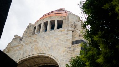 Mexico City 'deki Devrim Anıtı' nın tepesinde.