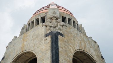 Mexico City 'den Devrim Anıtı' nın köşelerindeki heykeller