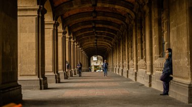 Meksika Klasik Binası 'nın Uzun Salonu' nda Yürüyen İnsanlar