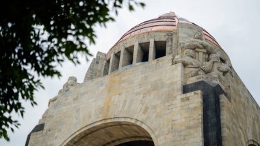 Mexico City 'deki Devrim Anıtı' nın tepesinde.