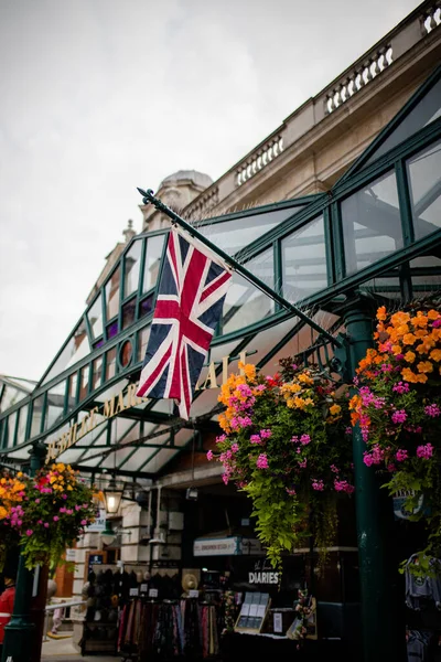 O Jubilee Market Hall com uma bandeira britânica ao lado — Fotografia de Stock