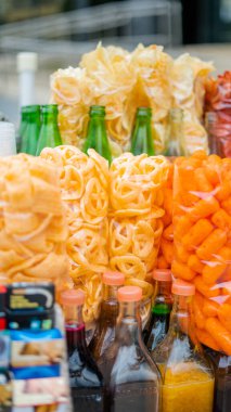 Satılık Meksika usulü çerez, şurup ve sigara.