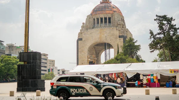 Devrimin Önündeki Polis Aracı ve Açık Pazar Anıtı