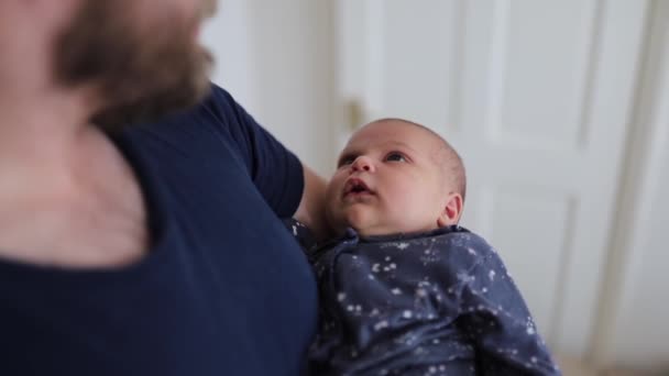 FHD Man håller ett barn i sina armar och kysser henne — Stockvideo