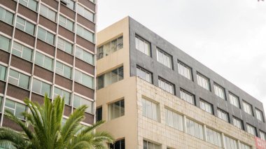 Bulutlu Gök Altında İki Ofis Binası