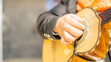 Mariachi Meksikalı bir Vihuela 'nın İplerini Tırmalıyor