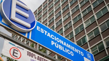 Kamu Otoparkı Yüksek bir ofis binasının önünde