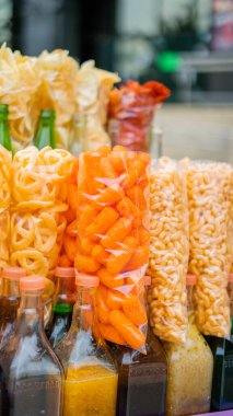 Arka plan olarak bulanık caddeli Meksika usulü abur cubur ve buzlu şurup şişeleri