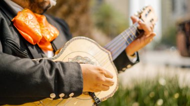 Mariachi Pürüzsüz Sokaklarda Meksikalı Vihuela Çalıyor