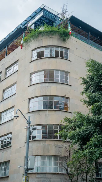 Janelas na Parede Curvada de um Edifício Cinza com Plantas no Telhado — Fotografia de Stock