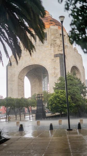 Şiddetli Yağmur Altında Devrim Anıtı