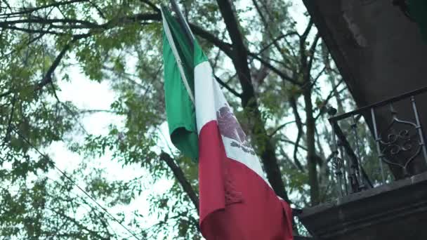 Bandera Mexicana 4k Junto a un Balcón de Metal — Vídeo de stock