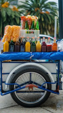 Meksika Bisikleti Kızarmış Atıştırmalık, Soda ve BG 'de palmiye ağaçları olan şurup şişeleri