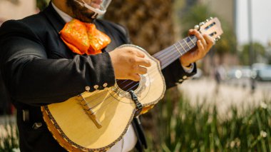 Mariachi Mexico City sokaklarında Vihuela 'sı usulca ağlarken