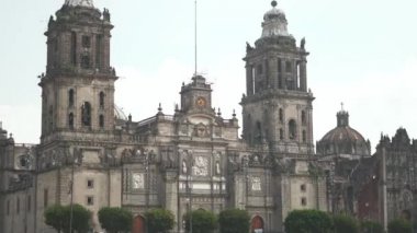 Mexico City Katedrali 'nin 4K Front Full View Altında Ağaçlar