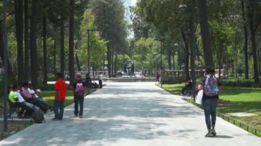 Ortasında Çeşme ve Yürüyen İnsanlar olan 4K Park Manzarası