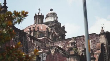 Güneşli bir günde Meksiko Şehri Katedralinin Soldan Sağına 4K Dönen Görünümü