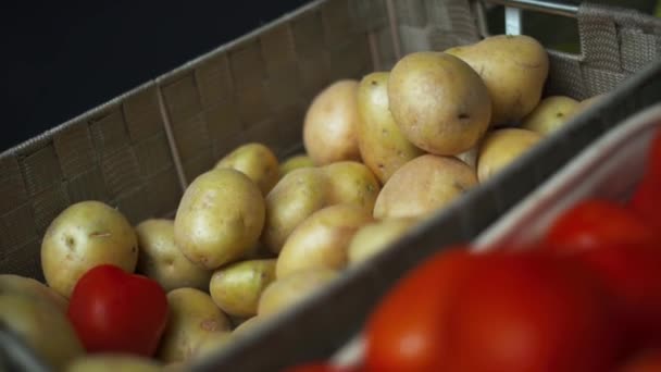 4k Patatas y tomates en cestas — Vídeos de Stock