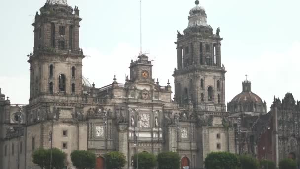 4K Vista frontal completa de la Catedral de la Ciudad de México con algunos árboles en la parte inferior — Vídeo de stock