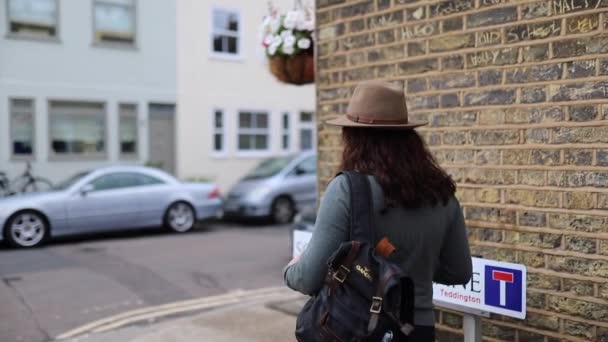FHD nő kalapban Várakozás és séta az utcán — Stock videók